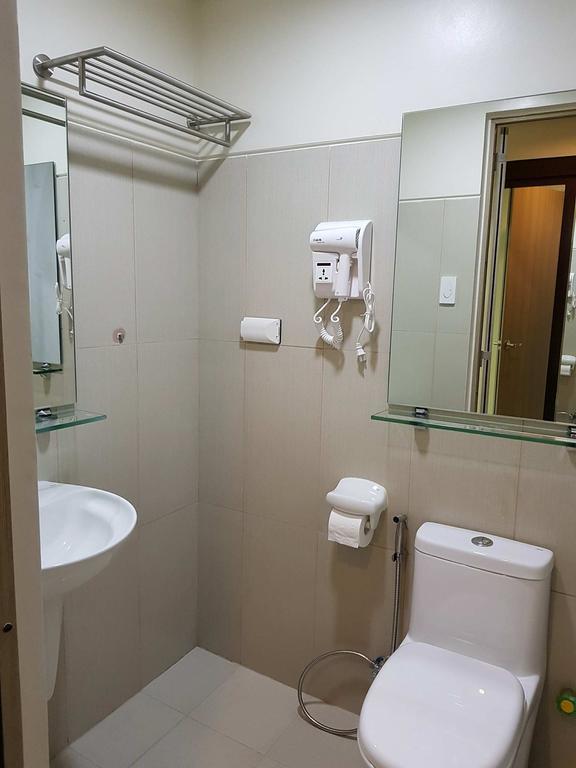 Studio Unit At The Breeze Residences Manila Exterior foto